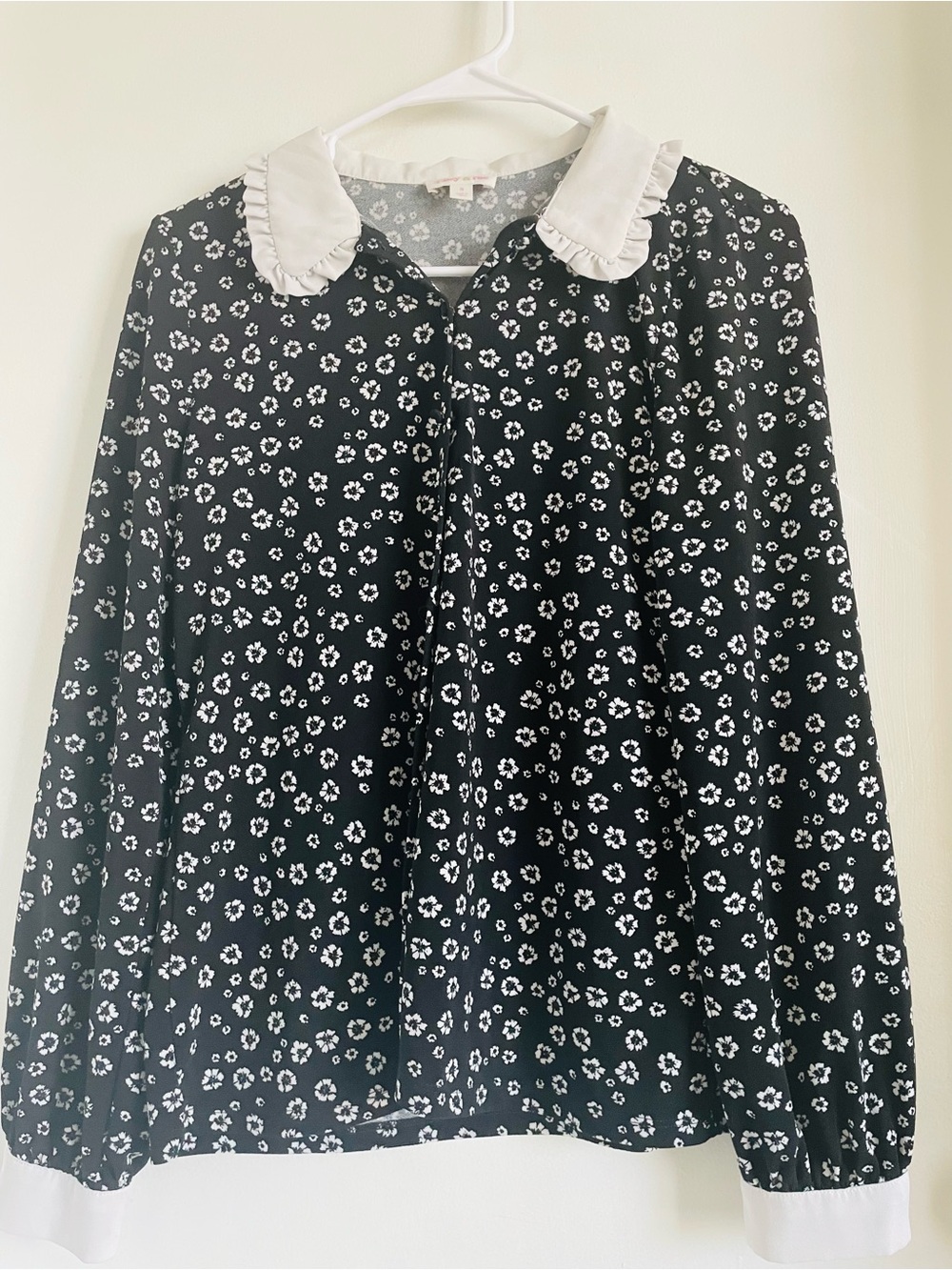 Riley & Rae Black and White Floral Blouse with Ruffle Collar